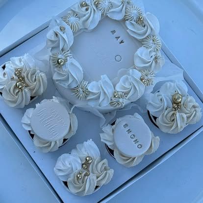 White Wreath Cake by b·treats